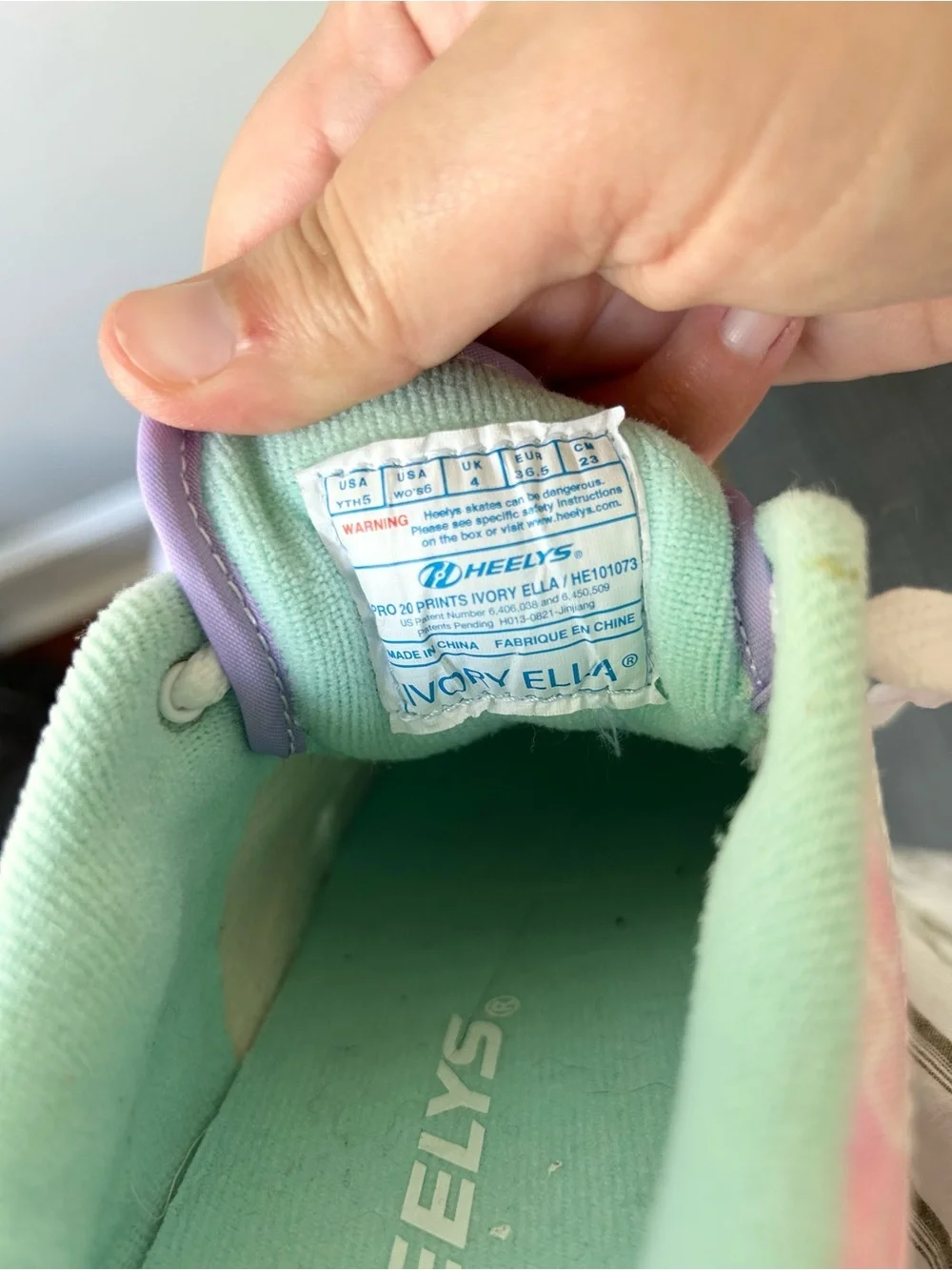 Heelys girls sneakers with interchangeable wheel in heel